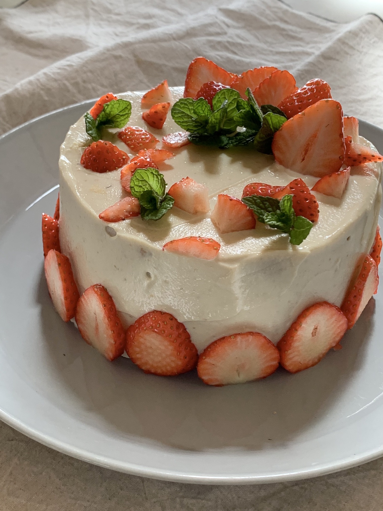 いちごとミントで飾ったデコレーションケーキ