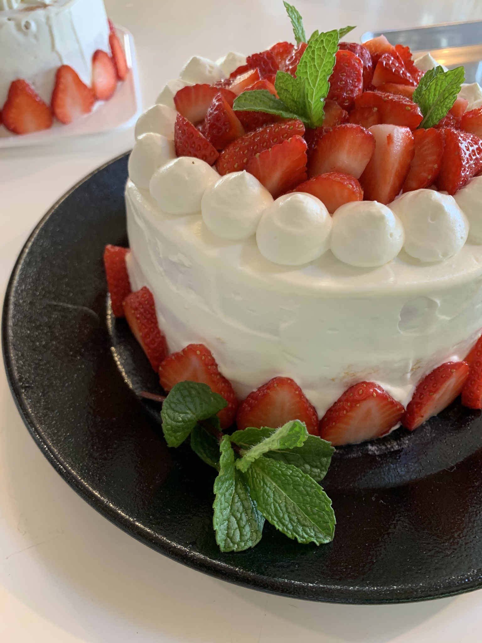 いちごをたっぷり飾ったデコレーションケーキ